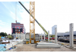 Fotografie - Für die neue Fahrzeughalle werden Querstreben auf die Träger gesetzt (C) Bilddokumentation Stadt Regensburg