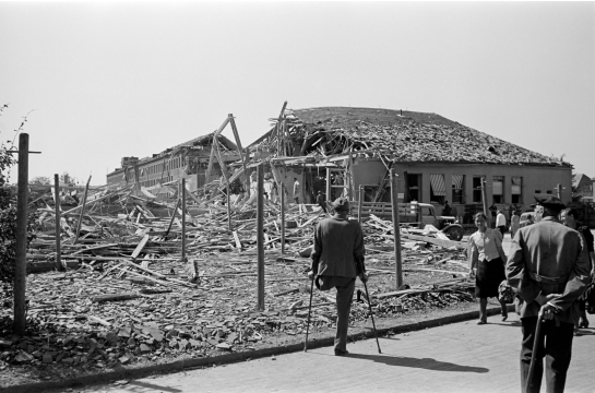 Fotografie: Erste Kriegsschäden des Luftangriffs am 17. August 1943: Zerstörte Hallen auf dem Messerschmittgelände