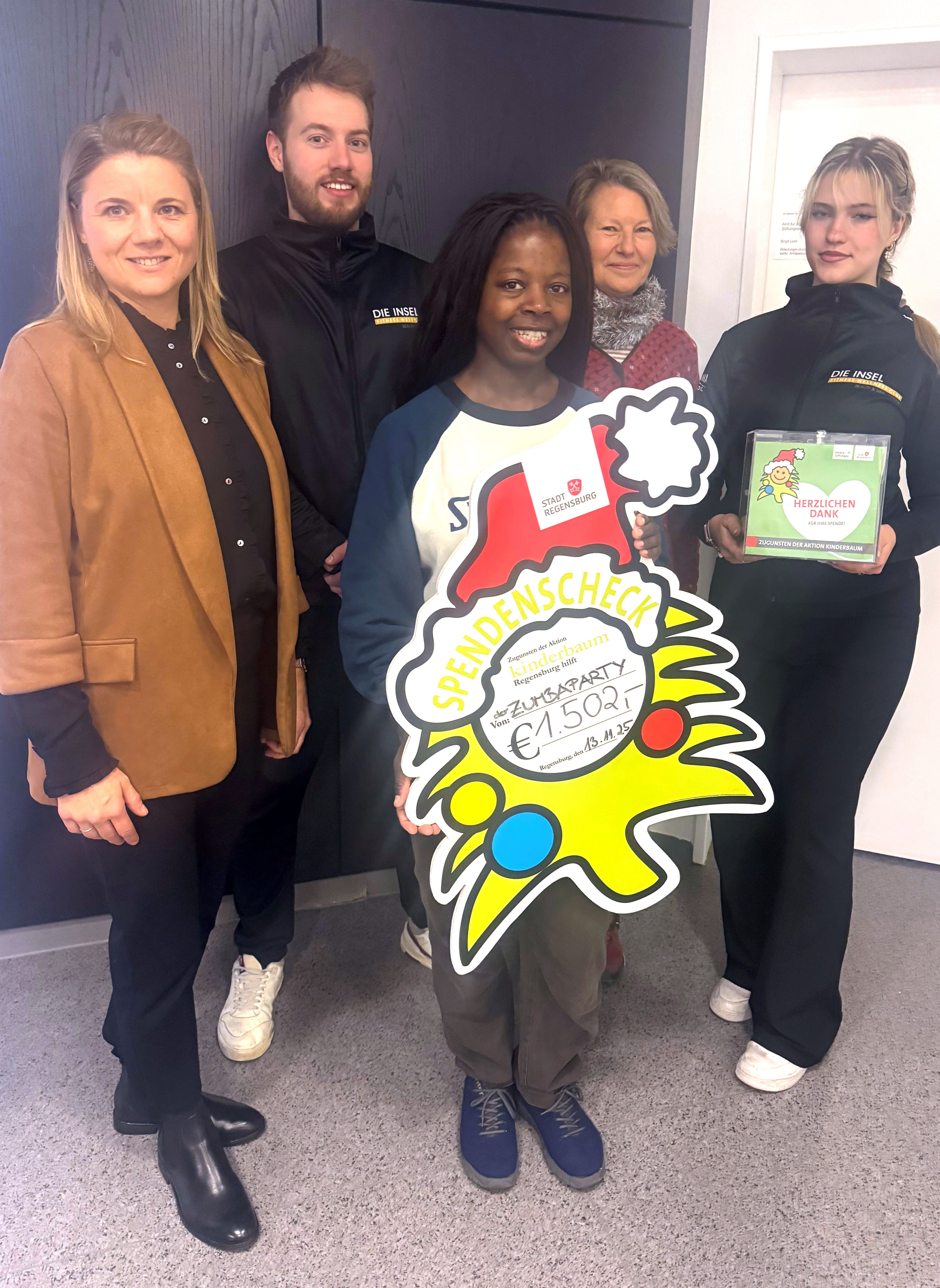 Fotografie – (v.l.n.r.) Melanie Brunner, Stiftungsverwaltung, Thassilo Weiss, Studioleiter Die Insel, Celestina Wolf und Angelika Seebauer, SG Walhalla, und Laura Gerxhaliu, Sport- und Fitnesskauffrau Die Insel. 