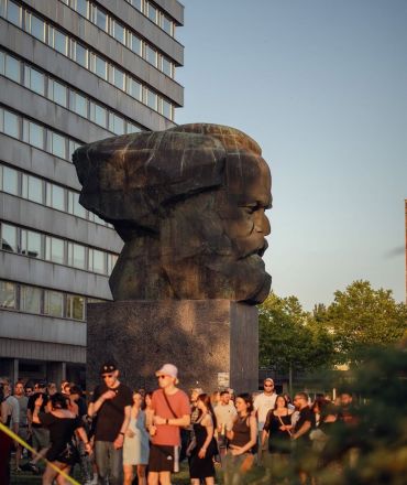 Fotografie Menschen vor der Marx-Büste in Chemnitz