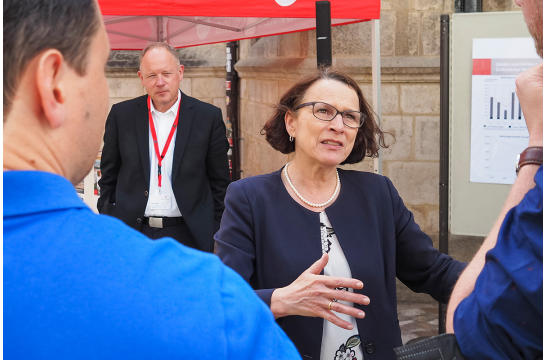 Fotografie - Oberbürgermeisterin Gertrud Maltz-Schwarzfischer im Gespräch