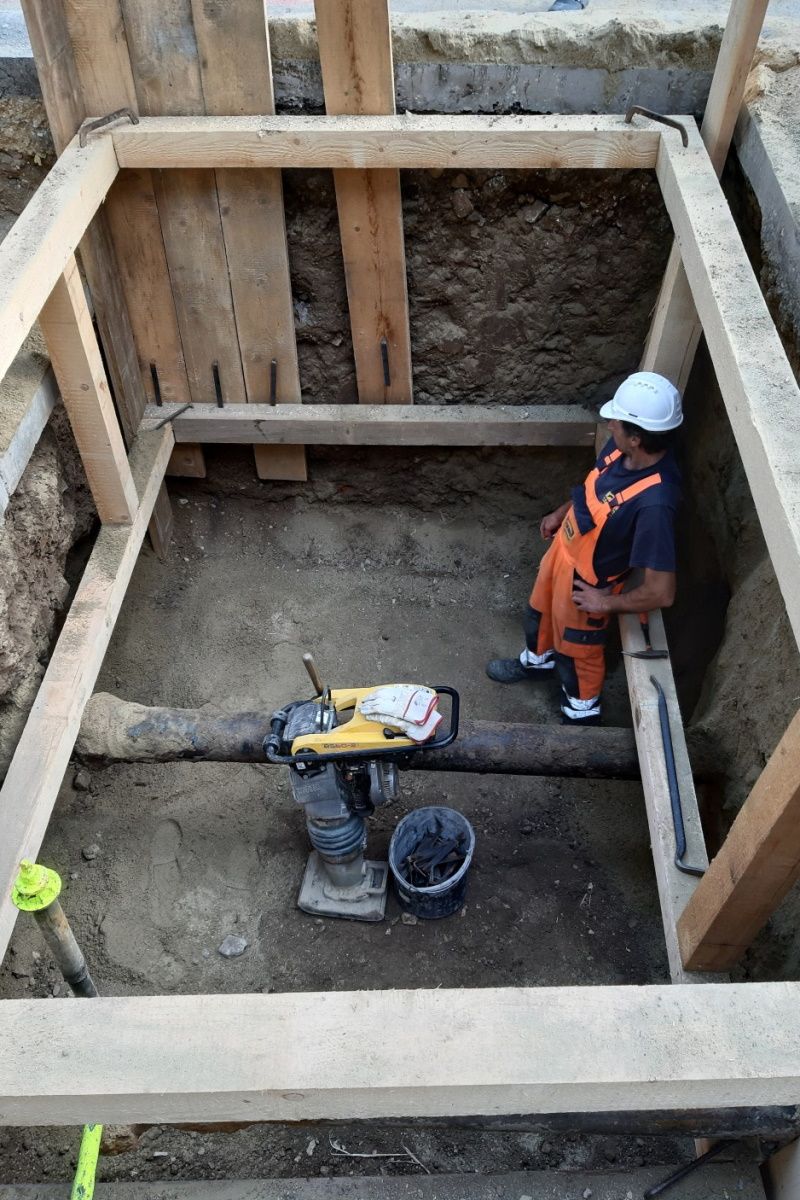 Fotografie - Zu sehen ist ein Kanalgraben mit Holzverbau.
