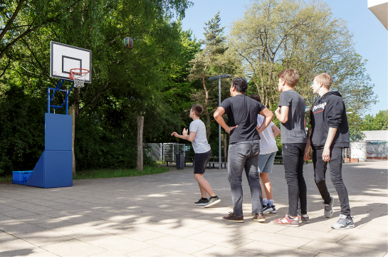 Fotografie - Schüler beim Basketball auf dem Pausenhof des VMG
