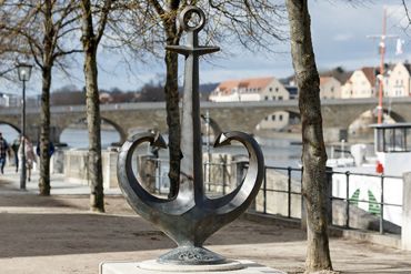 Fotografie - Zu sehen ist der Odessa-Anker am Donauufer