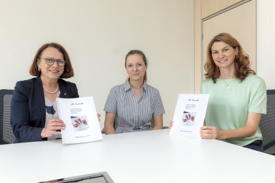 Fotografie: Oberbürgermeisterin Gertrud Maltz-Schwarzfischer, Stephanie Malle und Landrätin Tanja Schweiger