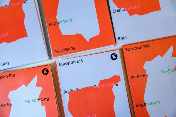 Fotografie: Karten mit Aufschrift „EUROPAN Wettbewerb E18“