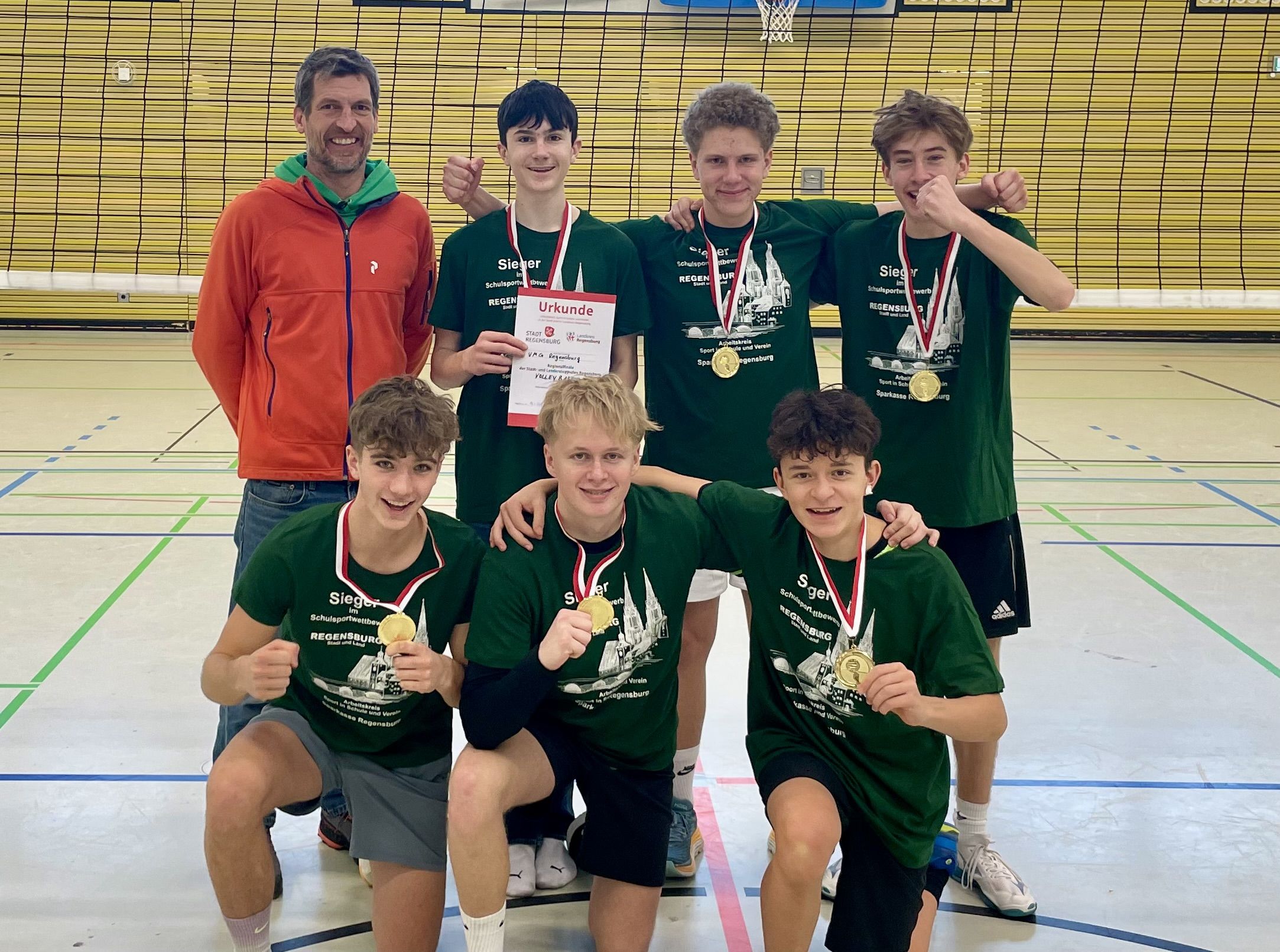 1. Sieger Stadt- und Landkreis Jungen II mit Coach