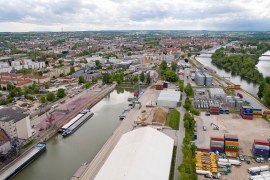 Blick auf den Regensburger Hafen mit Gewerbe