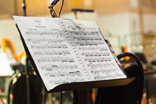 Fotografie: Notenständer mit Noten (C) 123RF/Violin