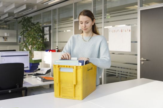 Fotografie: Angelina Meier mit gelber Kiste