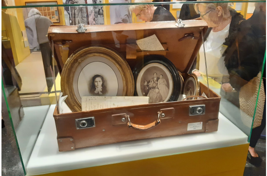 Fotografie: Der Brandis-Koffer in einer Ausstellungsvitrine in Bonn