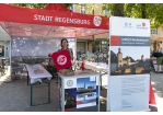 Welterbetag 2023: Donau (Er)leben: Welterbemeile am Marc-Aurel-Ufer 04: Infostand der Welterbekoordination mit Monika Göttler (C) Stadt Regensburg, Christian Kaister