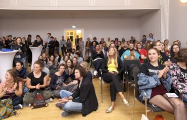 Junge Leute bei der langen Nacht der Demokratie Regensburg