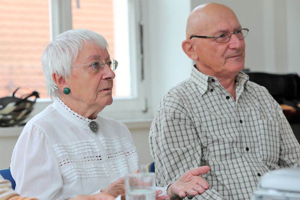 Seniorenportal - Fremdsprachen-Cafes - Seniorinnen und Senioren in zwangloser Runde zur Auffrischung ihrer Fremdsprachenkenntnisse
