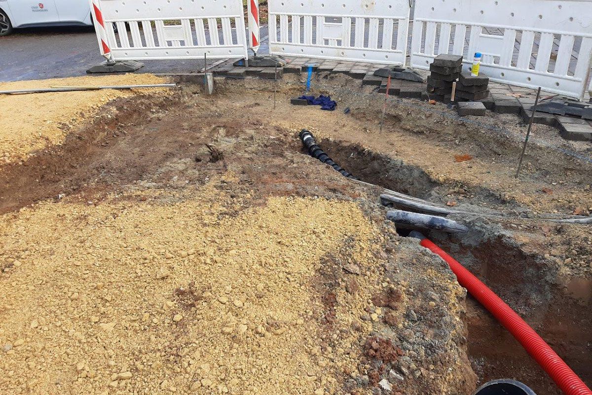 Fotografie - Verlegung der Kabelzugrohre für die Beleuchtung im Bereich der Fellingerbergstraße 