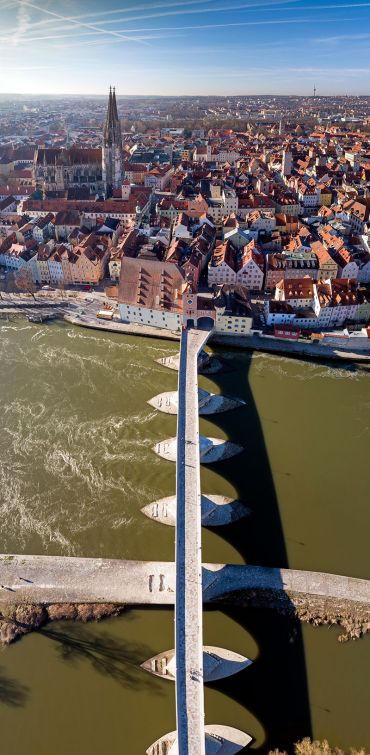 Vogelperspektive auf Steinerne Brücke und Regensburger Altstadt 
