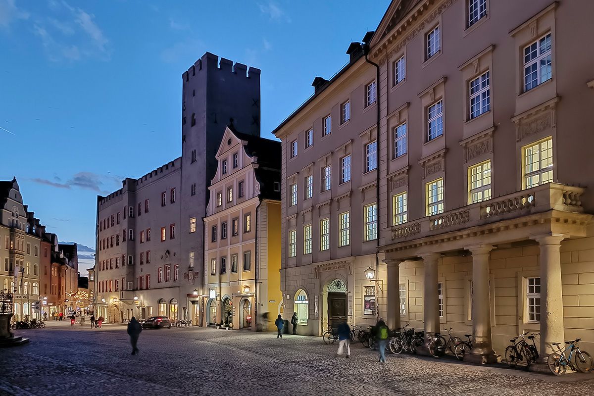 Fotografie - Haidplatz mit dem Thon-Dittmer-Palais und dem Gasthof "Zum Goldenen Kreuz"