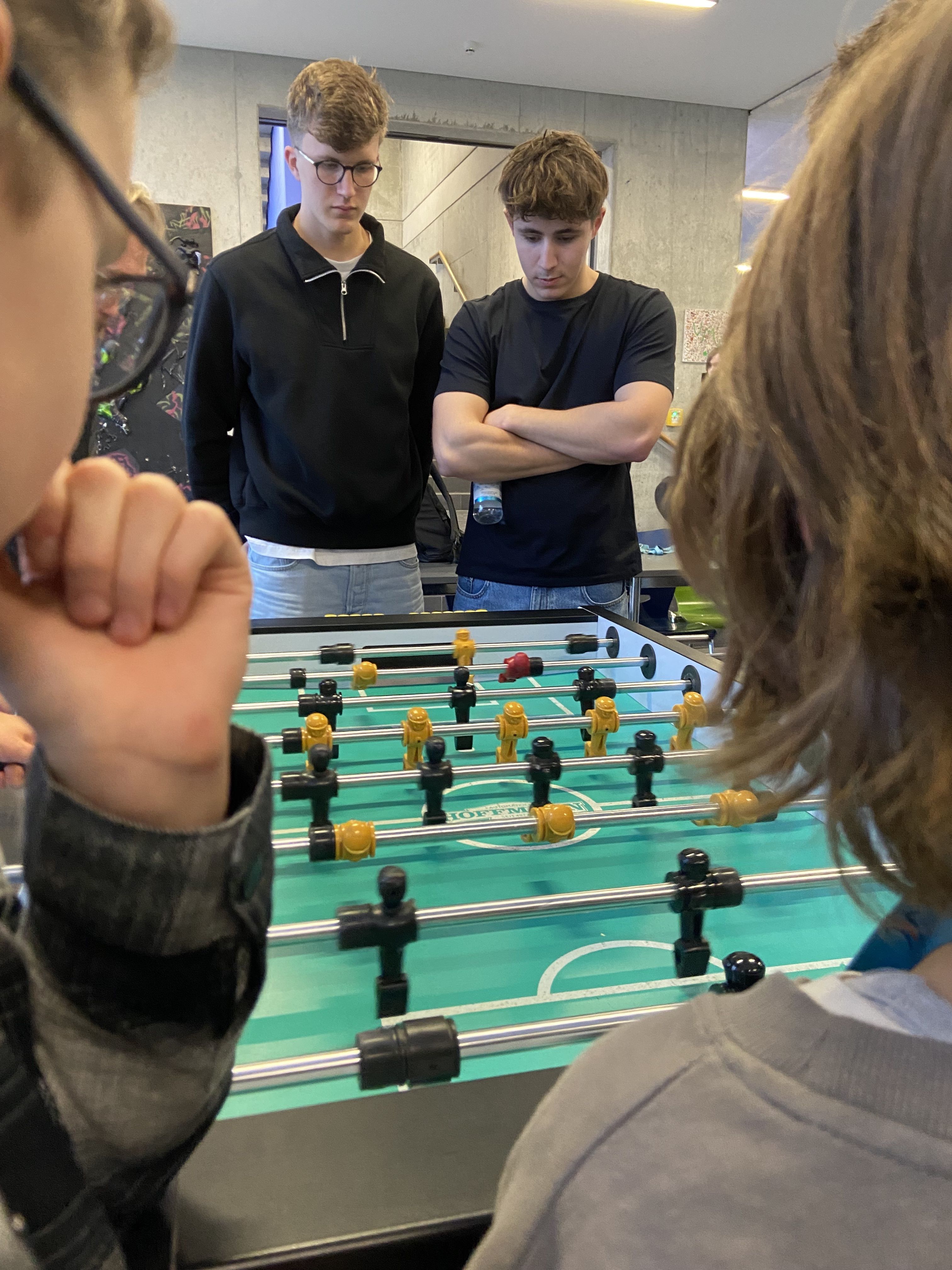 Auch die Spiele der Anderen werden genau verfolgt