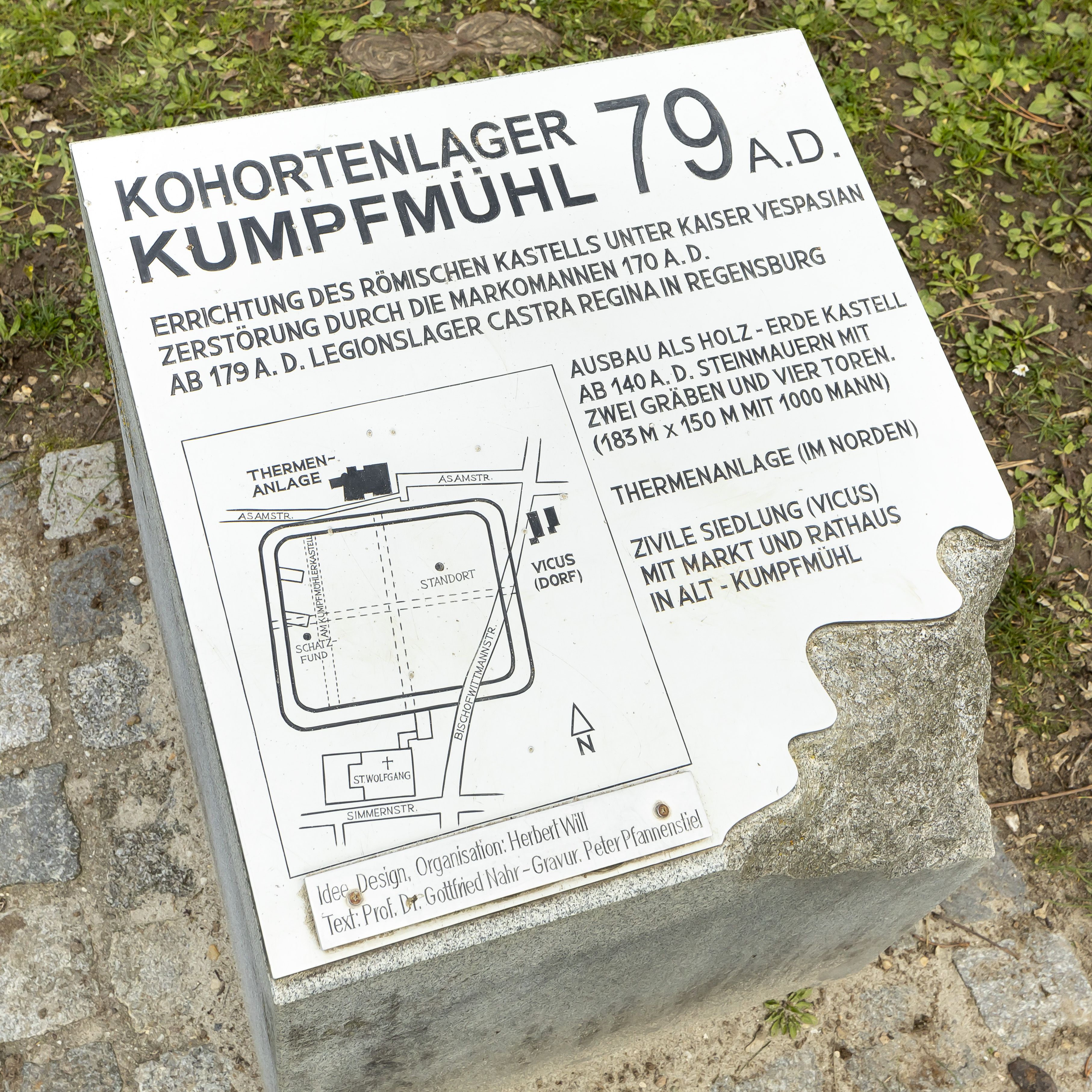 Fotografie: Informationsstein mit einem Plan des Kohortenlagers Kumpfmühl