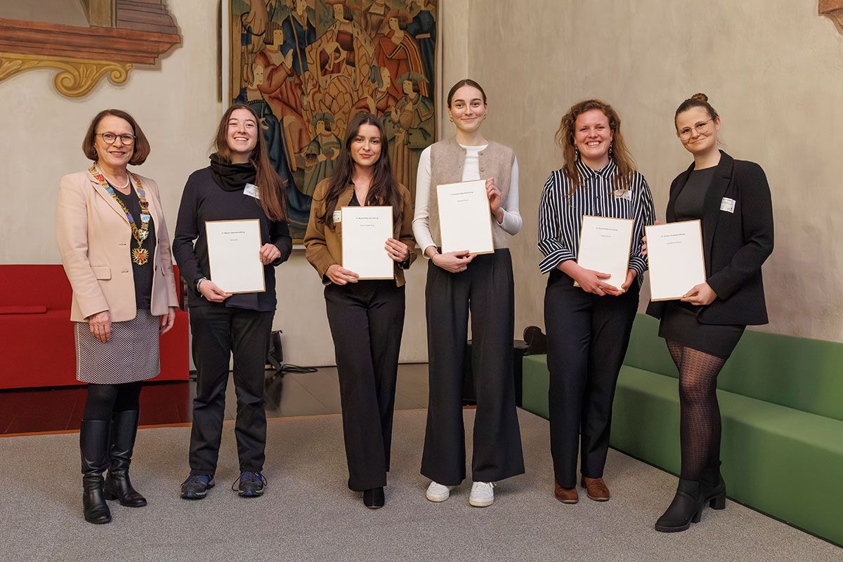 Fünf Stipendiatinnen der Seyboth Stiftung zusammen mit der Oberbürgermeisterin
