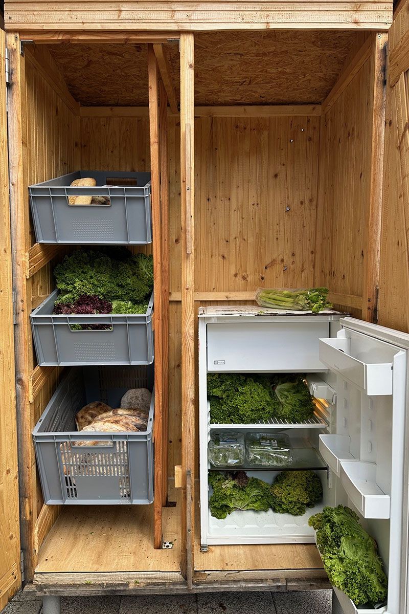 Fotografie - Blick in Foodsharing-Schrank. Der Schrank steht bei der KHG Katholische Hochschulgemeinde im Weiherweg