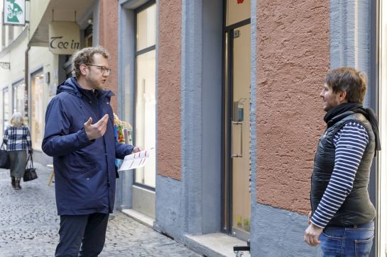 Fotografie: Im Gespräch mit den Altstadtkaufleuten versucht Stephan Bergmann auszuloten, wo es Handlungsbedarf gibt. (C) Bilddokumentation Stadt Regensburg