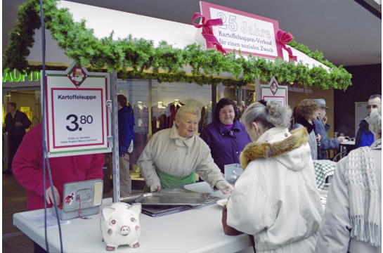 Fotografie: Der traditionelle Kartoffelsuppenverkauf für karitative Zwecke auf dem Christkindlmarkt