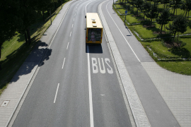 Verkehr und Mobilität - Luftbild Bus auf einer Busspur - links und rechts von der Straße Bäume