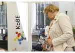 Person am Infotisch (C) Bilddokumentation Stadt Regensburg