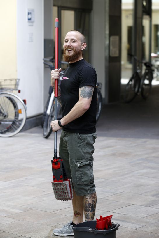Fotografie: Als Kneipenwirt greift Birnstiel auch mal selber zu Schrubber und Eimer. (C) Bilddokumentation Stadt Regensburg