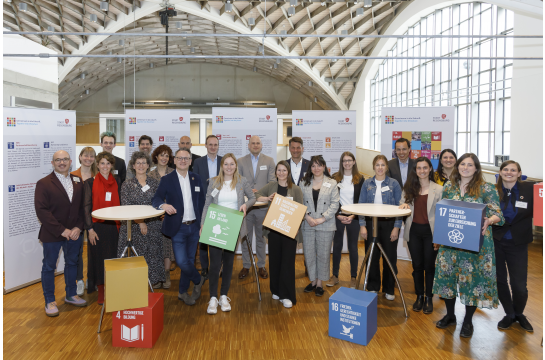 Fotografie: Gruppenbild der Teilnehmerinnen und Teilnehmer der ersten SDG-Partnerschaftskonferenz in Regensburg