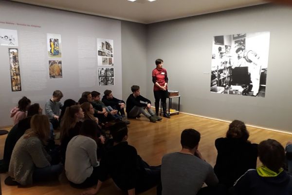 Personen betrachten Kunst