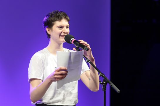 Fotografie: Hannah Haberberger beim Poetry Slam (C) Bilddokumentation Stadt Regensburg