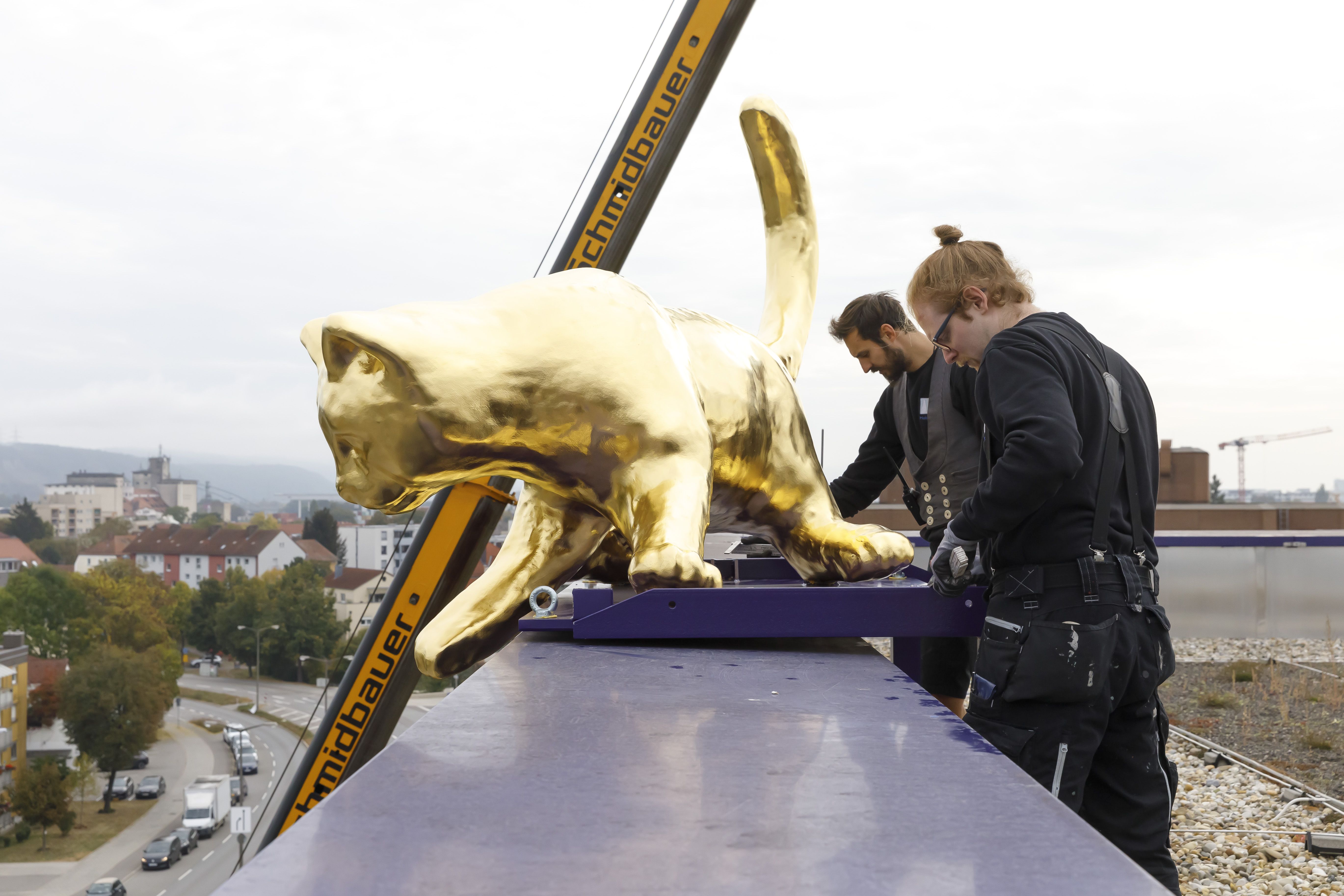 Fotografie: Befestigung der Statue auf dem Dach der Hauptfeuerwache