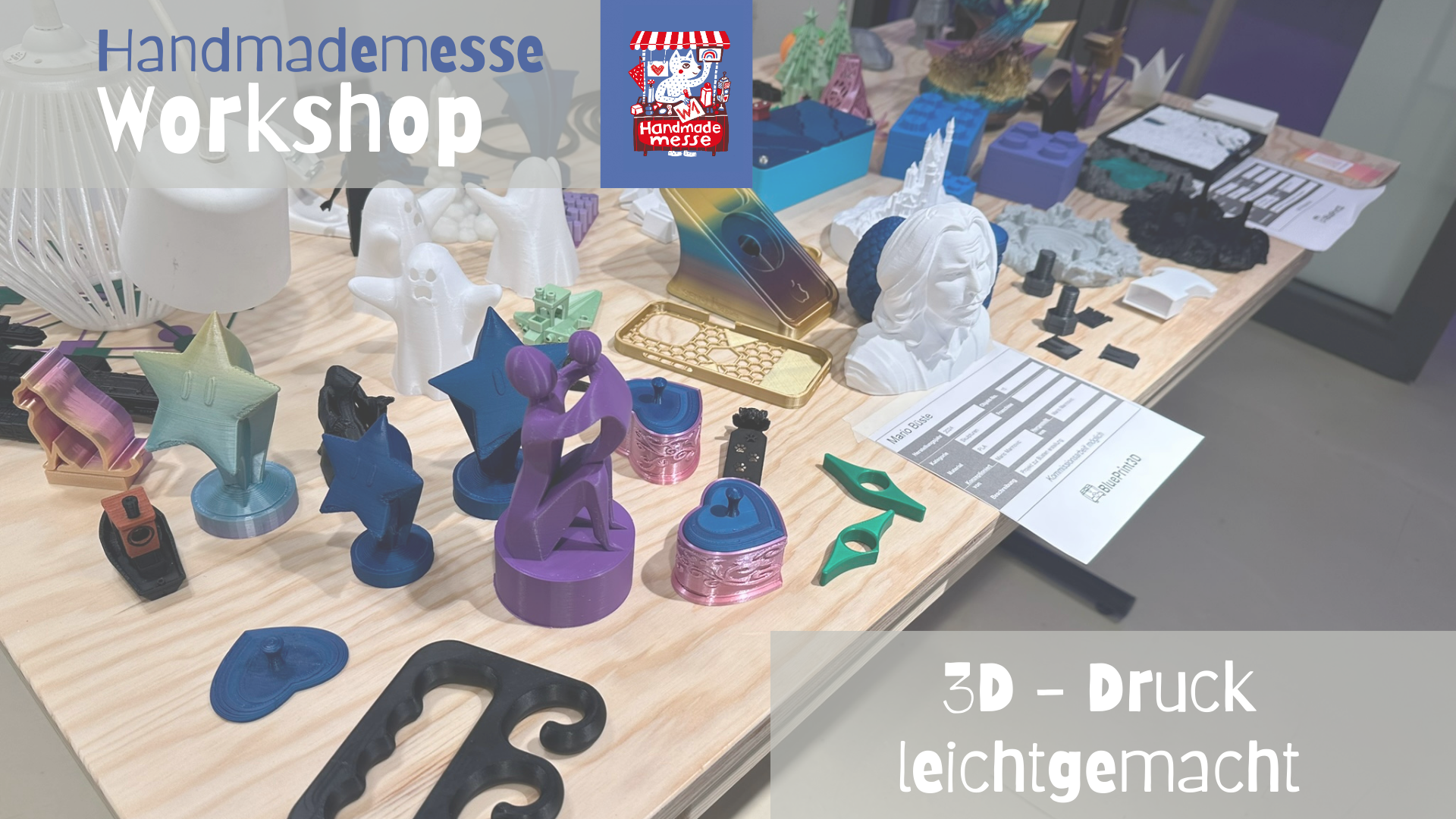 Man sieht auf dem Bild die Beschreibung "Handmademesse 2025" und das passende Logo dazu. Außerdem befindet sich auch der Titel "3D Druck leichtgemacht" auf dem Bild. Das Bild selbst zeigt von dem Künstler Mario Marinovic erstellte 3D Druck Projekte