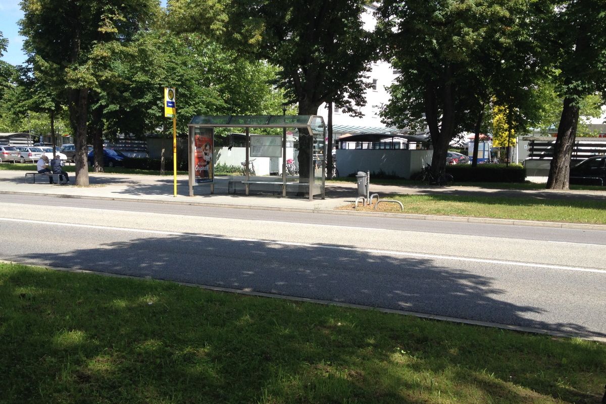 Dieses Foto zeigt die bestehende Haltestelle Rennplatz auf der Nordseite. Derzeit fällt sie mit der Müllsammelstelle des Rennplatzes zusammen.
Bei den Verkehrsverbesserungen wird die Position nach Westen verschoben.
