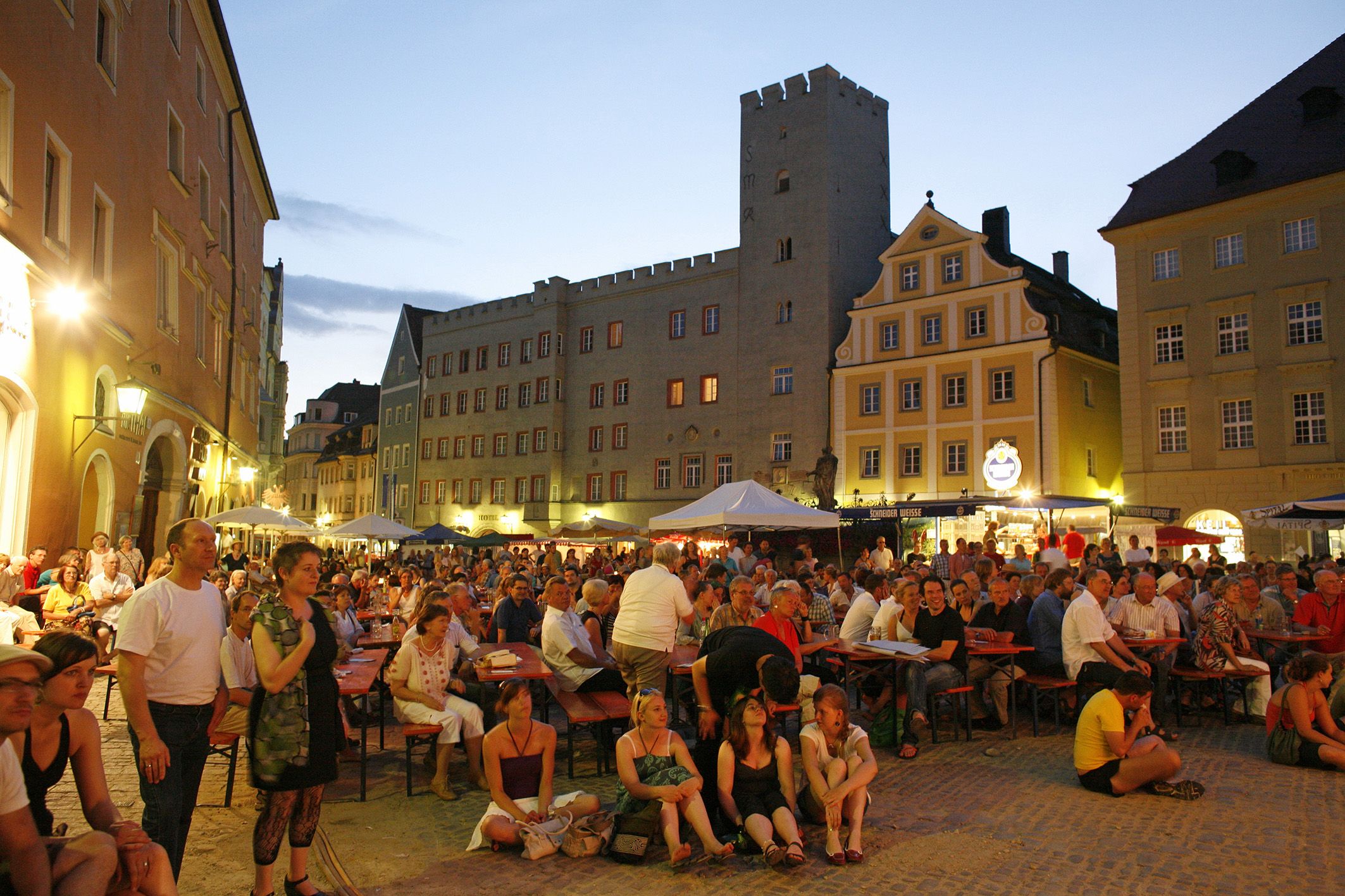 Fotografie: Menschen besuchen ein Fest am Haidplatz.