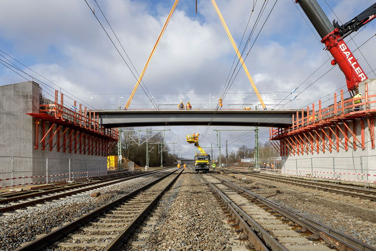 Neubau Klenzebrücke - Fotografie - Einhub Verbund-Fertigteilträger - auf dem Bild ist zu sehen, wie mit Hilfe des Montagekrans der zweite Verbundfertigteilträger passgenau gesetzt wird.