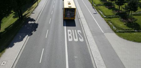 Verkehr und Mobilität - Luftbild Bus auf einer Busspur - links und rechts von der Straße Bäume