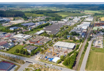 Fotografie - Luftbildaufnahme vom Gewerbegebiet Haslbach, links im Bild Gebäude von Haslbacher Unternehmen, rechts im Bild ist das Industriestammgleis Wutzlhofen sowie die Kreisstraße R6 Richtung Wenzenbach zu sehen