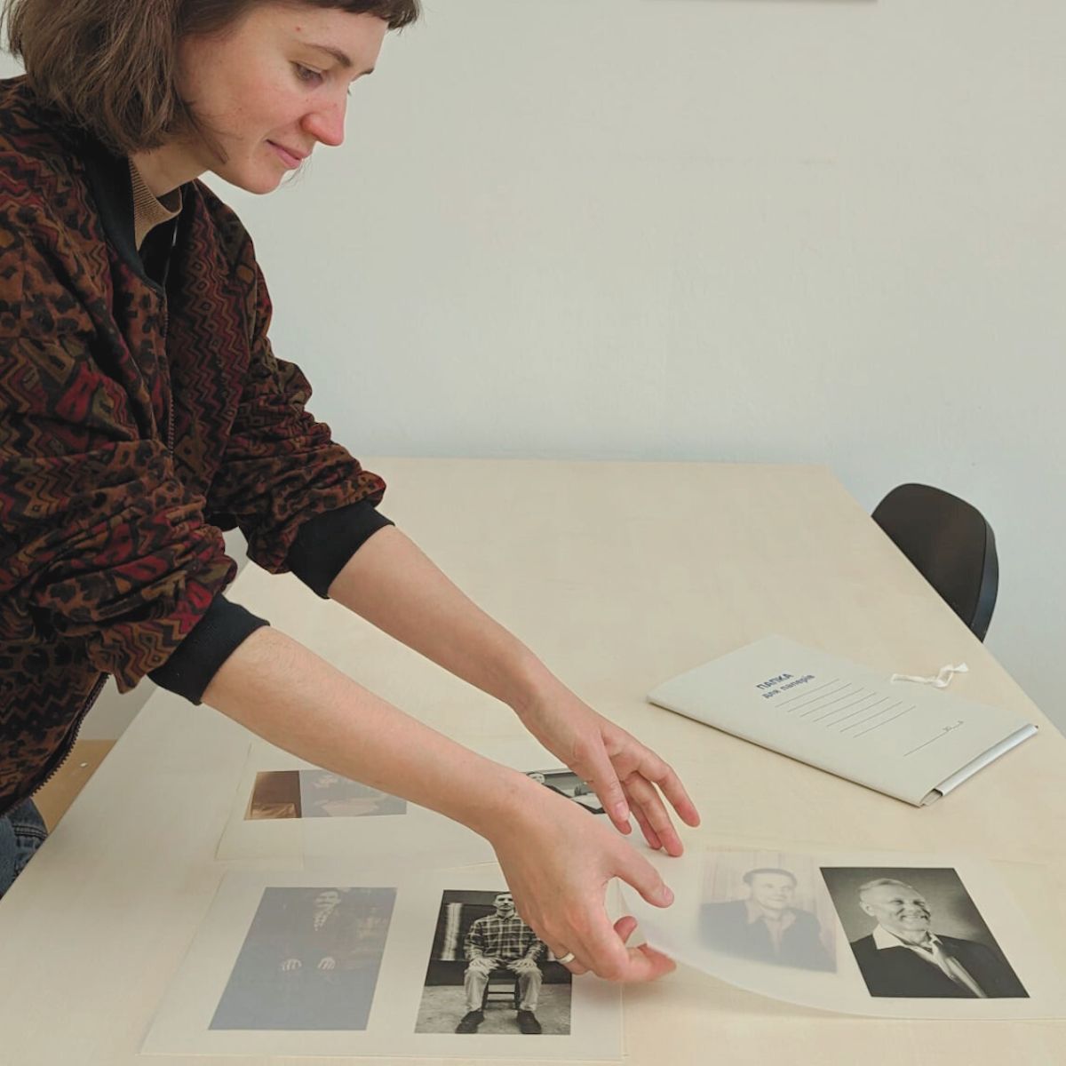 Fotografie Vorbereitungen von Olesia Saienko für ihre Ausstellung 