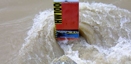 Themenbild Hochwasserschutz - Fotografie -Hochwassermarkierung vom 100-jährigen Hochwasser von Wasser umspült