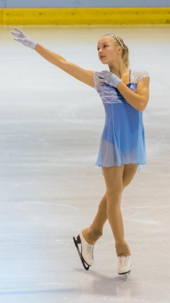 Fotografie: Sophia Victoria Gienger in einer Pose beim Eiskunstlauf