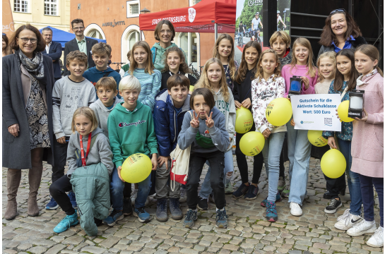 Fotografie: Oberbürgermeisterin Gertrud Maltz-Schwarzfischer mit der Klasse 5d des Regensburger Goethe-Gymnasiums