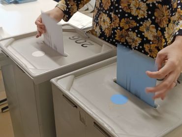 Kommunalwahl 2026, Einwerfen der Unterlagen in die Wahlurne 