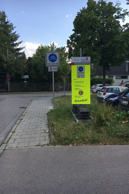 Ein Schild in Signalfarben weist auf die Fahrradstraßenregelung in der Blumenstraße hin. (C) Stadt Regensburg, Thomas Großmüller