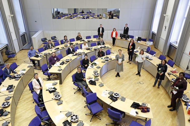 MiMi-Gesundheitslotsen mit Oberbürgermeisterin Maltz-Schwarzfischer und Landrätin Tanja Schweiger bei der Verleihung ihrer Zertifikate im Sitzungssaal des Neuen Rathauses im November 2020 (C) Bilddokumentation Stadt Regensburg Integration - MiMi-Gesundheitslotsen mit Oberbürgermeisterin Maltz-Schwarzfischer und Landrätin Tanja Schweiger