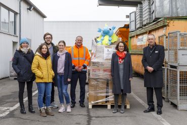 Fotografie: Oberbürgermeisterin Gertrud Maltz-Schwarzfischer und Bürgermeister Ludwig Artinger mit Amtsleiter Dr. Christian Herr und einigen Helfern kurz vor der Abfahrt des ersten Lastwagens in die ukrainische Partnerstadt Odessa
