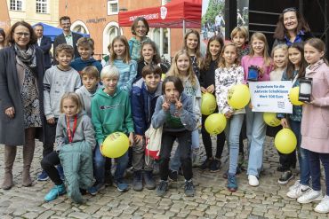 Fotografie: Oberbürgermeisterin Gertrud Maltz-Schwarzfischer mit der Klasse 5d des Regensburger Goethe-Gymnasiums