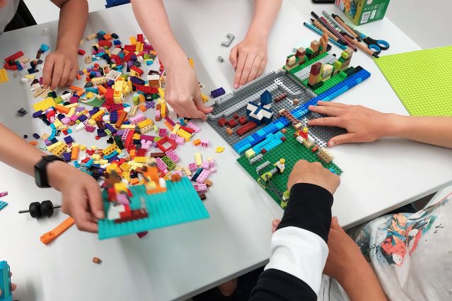 Arbeitstisch mit LEGO®